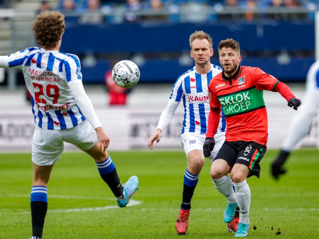 Nicolas Madsen en Siem de Jong van SC Heerenveen duelleren met Lasse Schone van NEC Nijmegen om de bal. (Foto: Broer van den Boom/Orange Pictures)