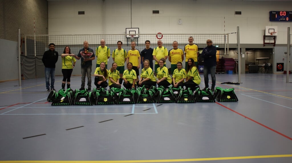 Leden volleybalvereniging Odysseus en sponsor. (foto: Wim van Dee)