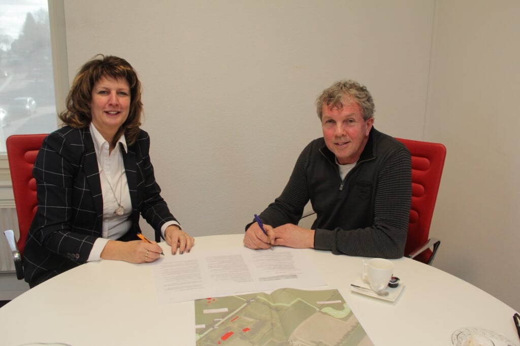 Wethouder Fleuren en Peter Hubers tekenen overeenkomst. (foto: Peter Hendriks)