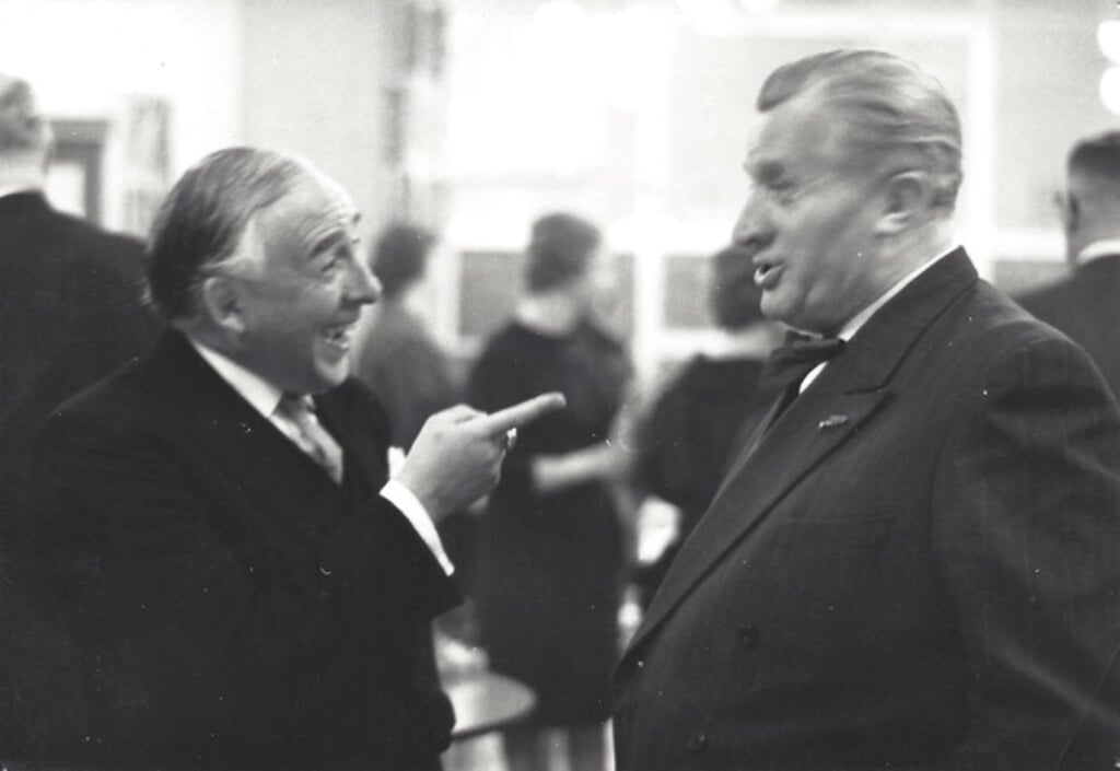 Louis Frequin (links) en burgemeester Chris Matser, 1946(Foto: Privécollectie familiearchief Frequin).