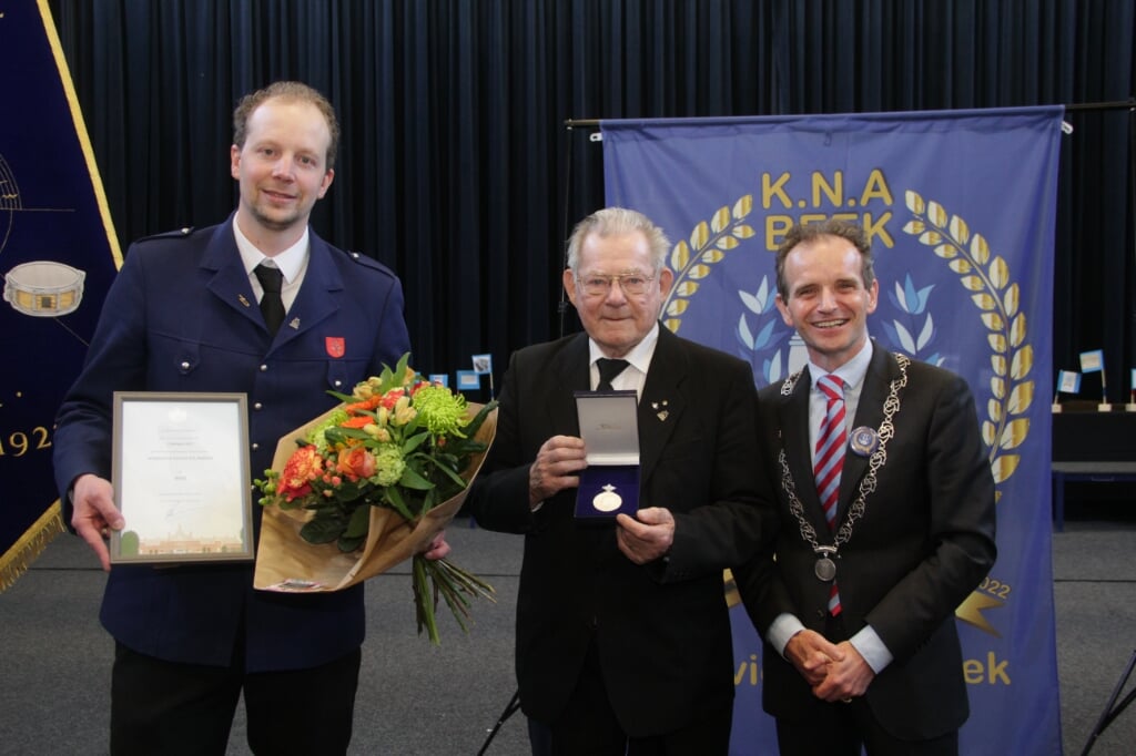 Van links naar rechts: Voorzitter Bert van den Bosch, erevoorzitter Jan Engelen en burgemeester Slinkman. (foto: Peter Hendriks)