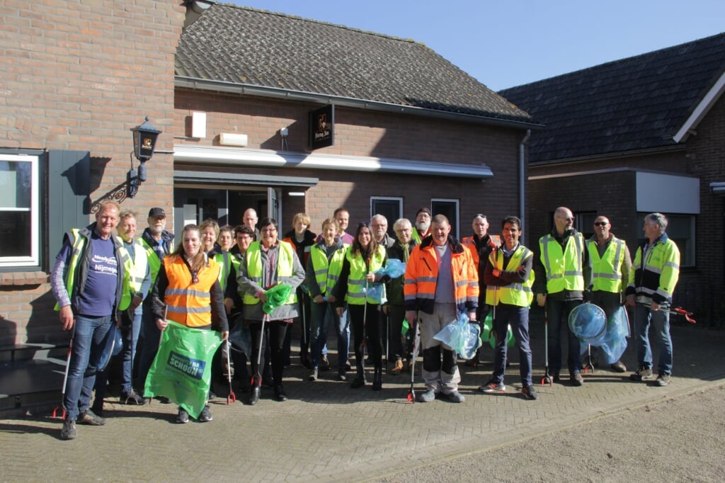 23 Wijkhelden in Leuth inclusief wethouder Verheul. (foto: Peter Hendriks)