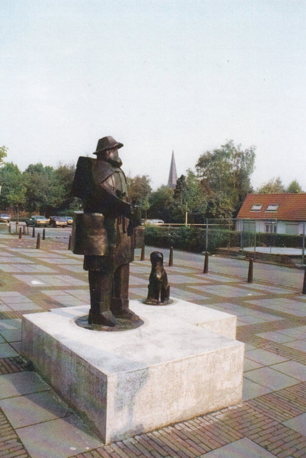 Kunstwerk De Marskramen onthuld op Dorpsplein in 1988. (foto: Archief Gerrie Driessen)