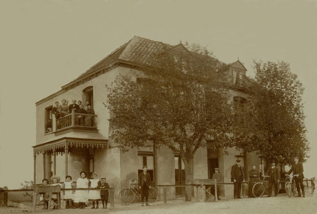 Café de Engel rond 1910 aan de Huissensedijk in Elden. 