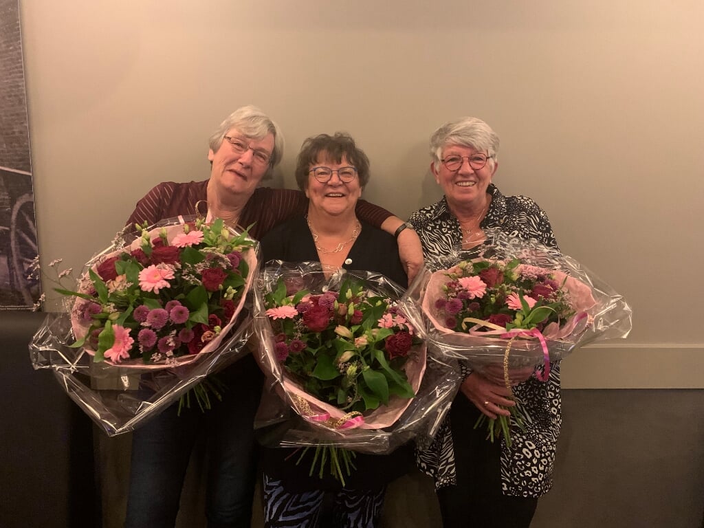 Mieke Bosman, Vera van Breukelen en Ria Janssen in de bloemetjes (foto: Piet van Breukelen)
