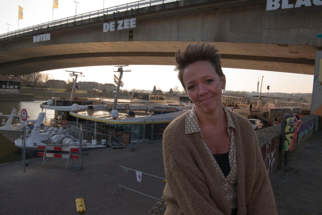 Sonja Colijn aan de Rijnkade met op de achtergrond het schip. (Foto: Ellen Koelewijn)