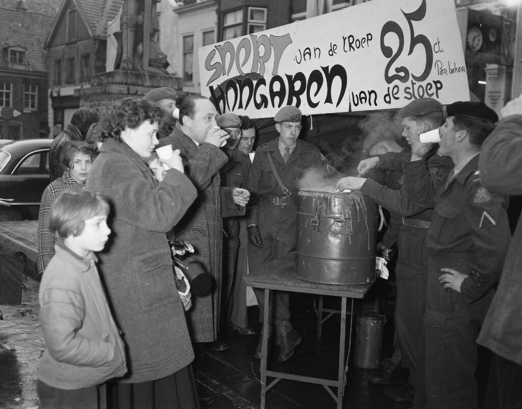 Snert voor Hongaarse vluchtelingen, 1957. (Foto: Wim van Rossem/Nationaal Archief)