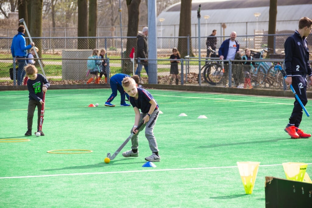 De kinderen maken spelenderwijs kennis met hockey. Foto: Mirjam Fotografeert.