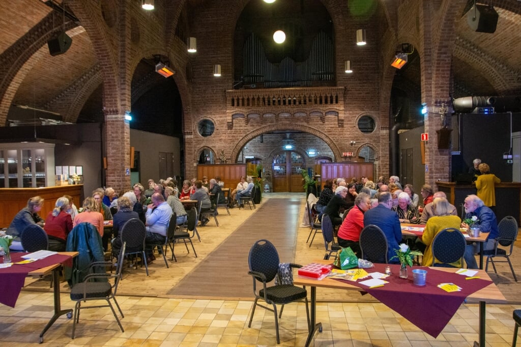 Deelnemers in gesprek tijdens opening Alzheimer Café Lingewaard. (foto: Herman Joling)