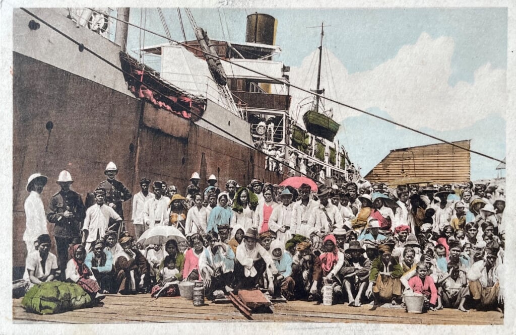 Aankomst van Javaanse immigranten in Suriname. (Foto: collectie Buku – Bibliotheca Surinamica van Carl Haarnack) 