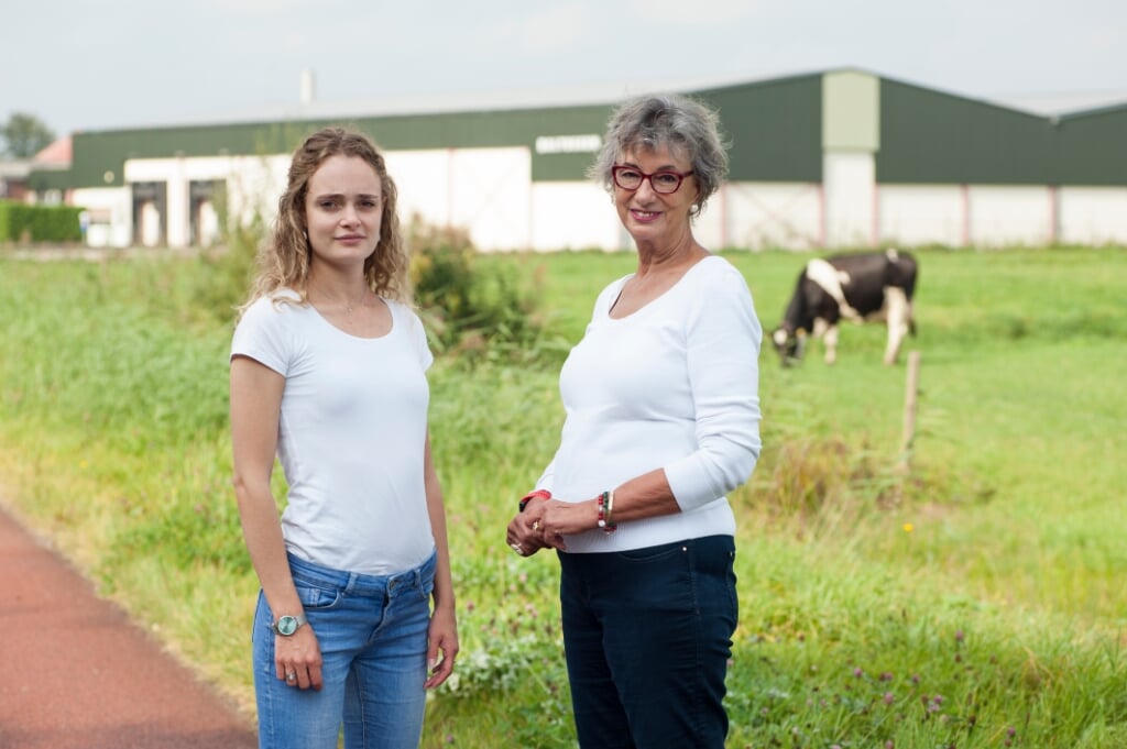 Anna Lucassen en Anneli Terre Blanche bij Baltussen Konservenfabriek in Driel. (foto: Mariken Alberts - van Lingen)