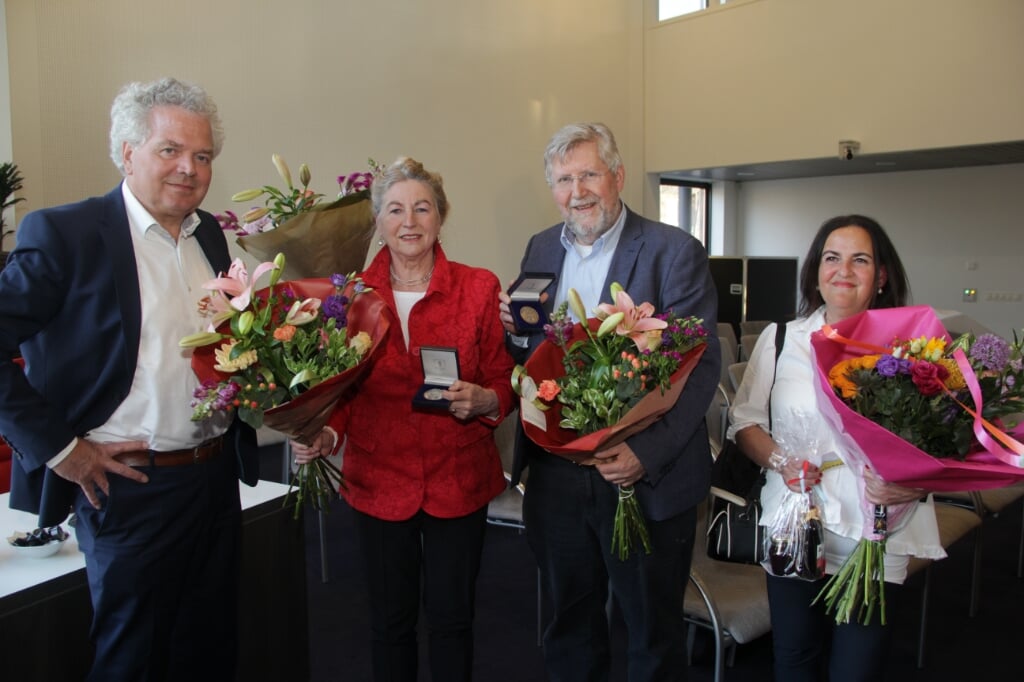 Van links naar rechts: Griffier Jan van Workum, Mechteld ten Doesschate, Wilm Janssen en  Tessa Vorderman. (foto: Peter Hendriks)