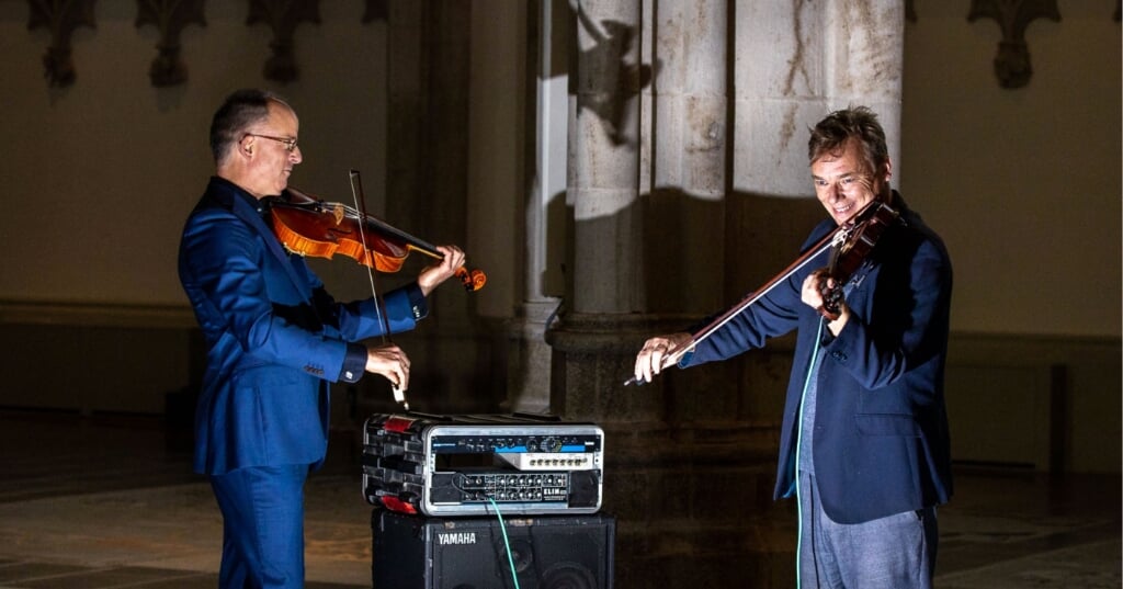 Altviolist Peter van Praagh en (elektrisch) violist Jasper le Clercq. 