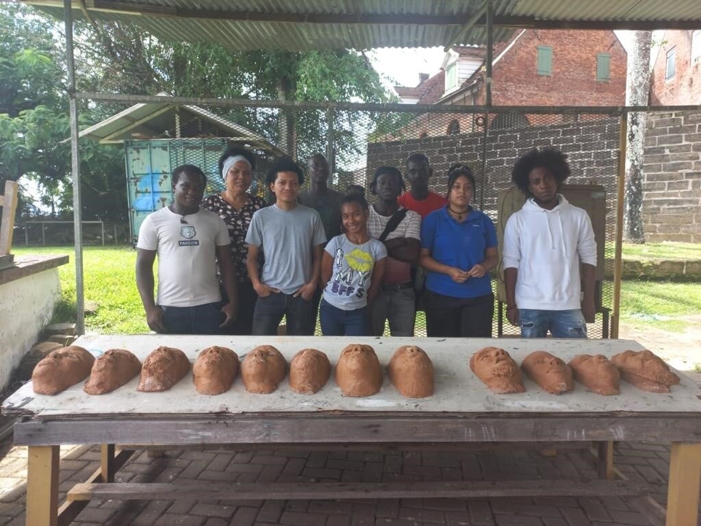 Studenten van de Nola Hatterman kunstacademie in Paramaribo aan het werk voor ‘Papa de Kom’ (Foto: Nederlands Openluchtmuseum)