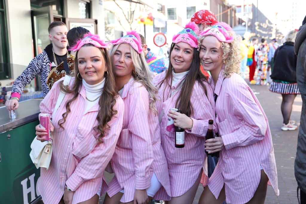 Van heinde en ver kwamen carnavalsvierders op maandag weer frühshoppen in Zevenaar (Foto: PR)