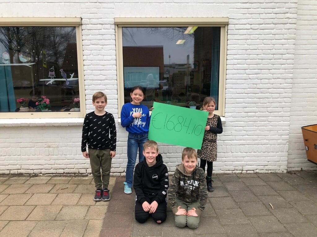 Leerlingen van De Meeuwenberg tonen trots de opbrengst. (foto: Rita de Winkel)