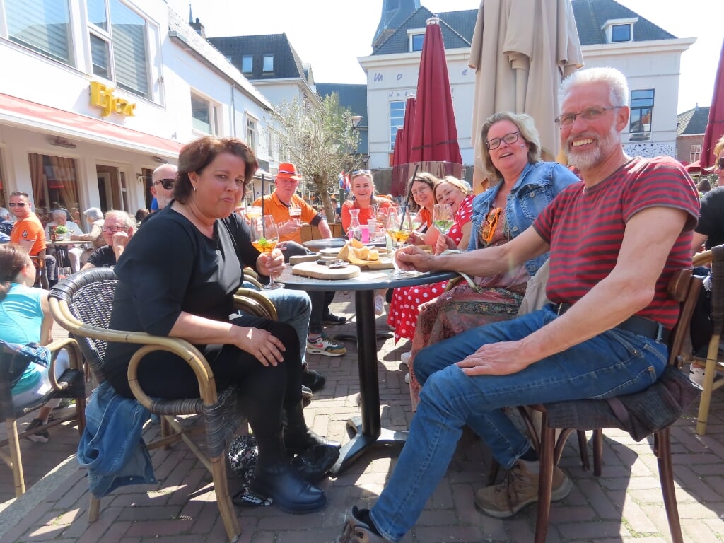 Wijnen, wijnen, wijnen. De terrassen in Zevenaar zaten op de verjaardag van Willem-Alexander overvol (met bekende gezichten).
