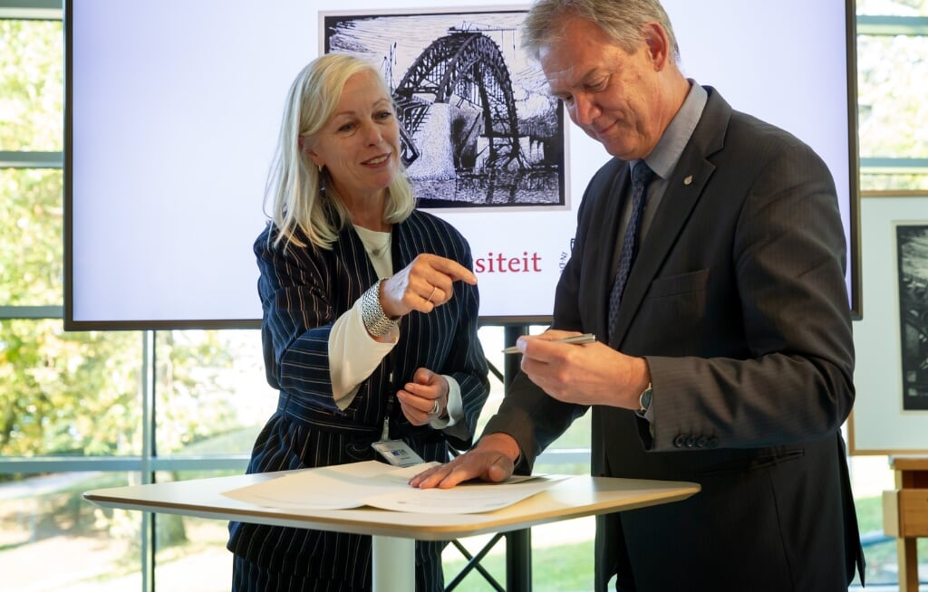 Ondertekening intentieverklaring tijdens het Symposium Bruggen slaan in 2019. (Foto Radboud Universiteit/Dick van Aalst)
