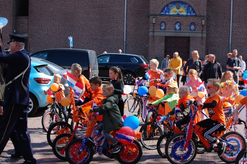 Veel kinderen in Babberich versierden hun fiets en deden mee aan de optocht door het dorp onder aanvoering van harmonie St. Franciscus.