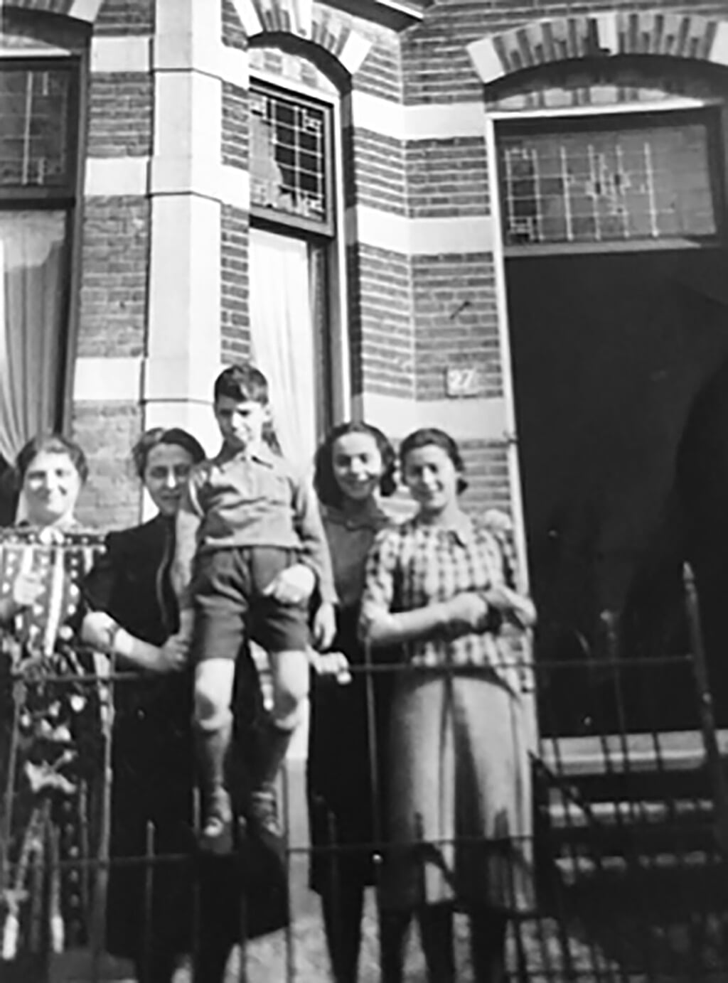 Rechts Elly en Kitty de Wijze en hun moeder Saartje de Wijze-Katan (tweede van links) voor het huis, Pontanusstraat 27, Pasen 1939 (Privécollectie Kitty Kat) 