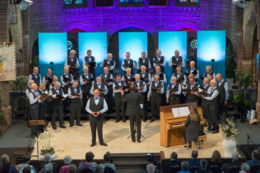 Optreden LWMK 100 jaar mannenzang in Huissen. (foto: Marjan Koudijs)