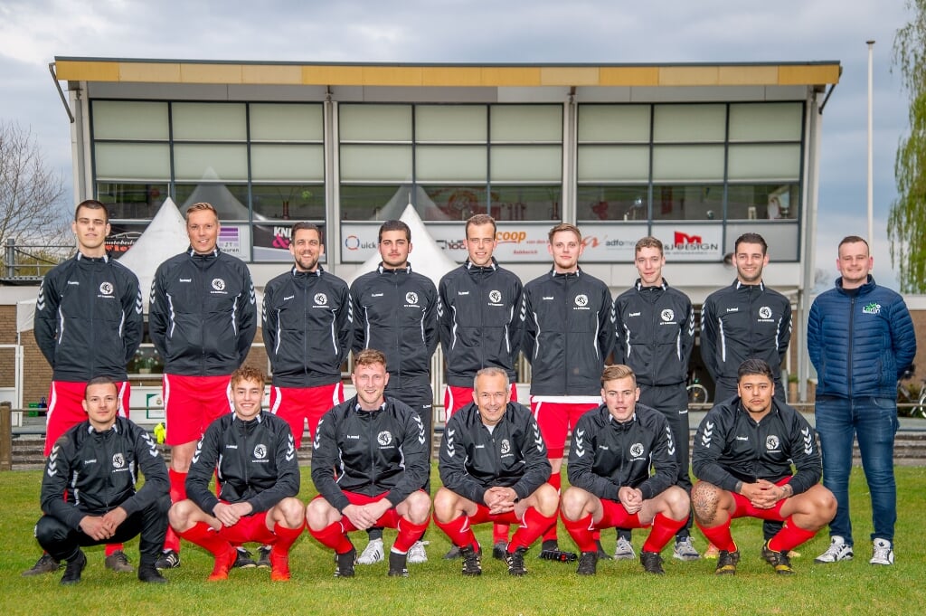 Het eerste elftal van SV Babberich in de nieuwe trainingsjassen (Foto: Wil Kuijpers)