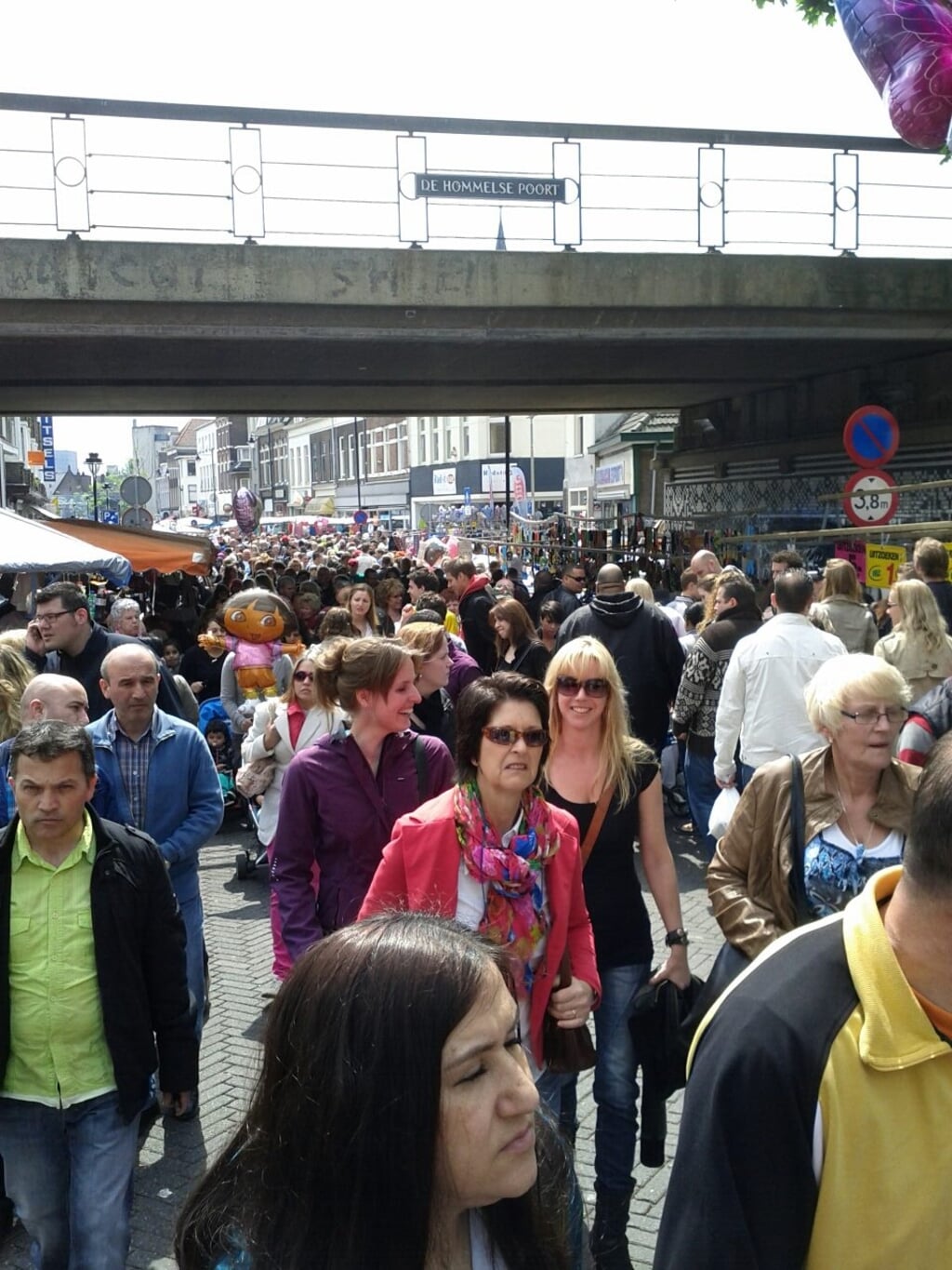 Gezellige drukte tijdens de Hommelsemarkt. 
