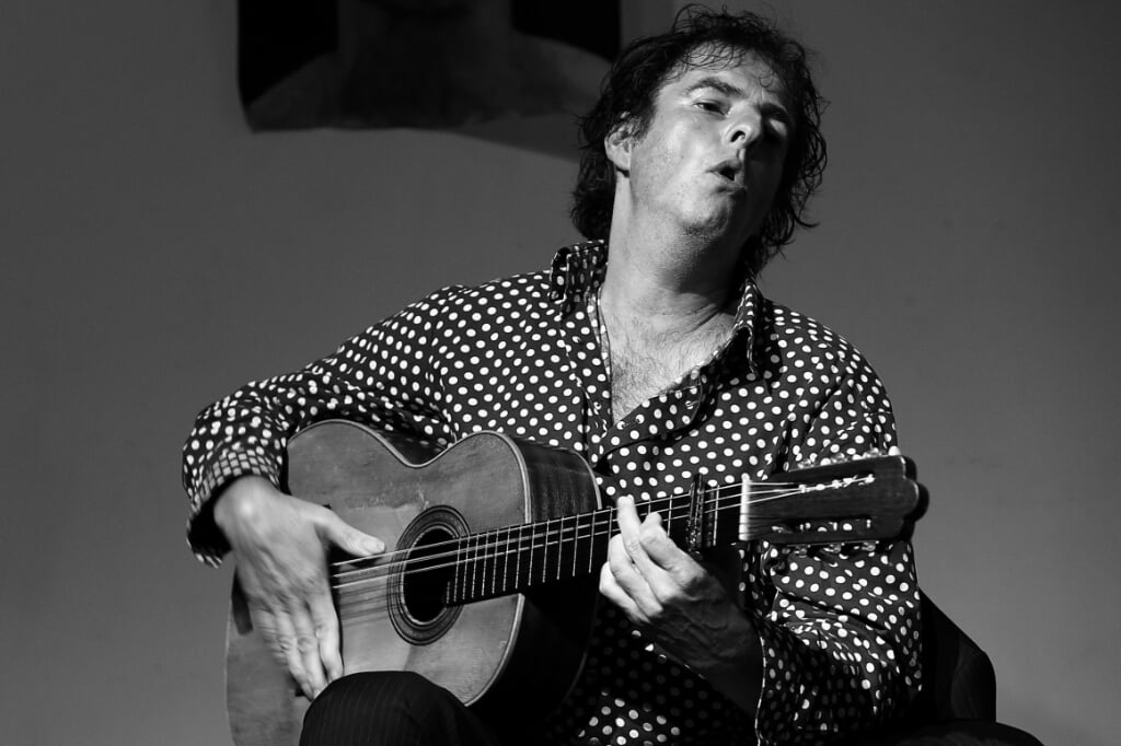 Manito met zijn Spaanse gitaar. (Foto: Jan van der Wees) 