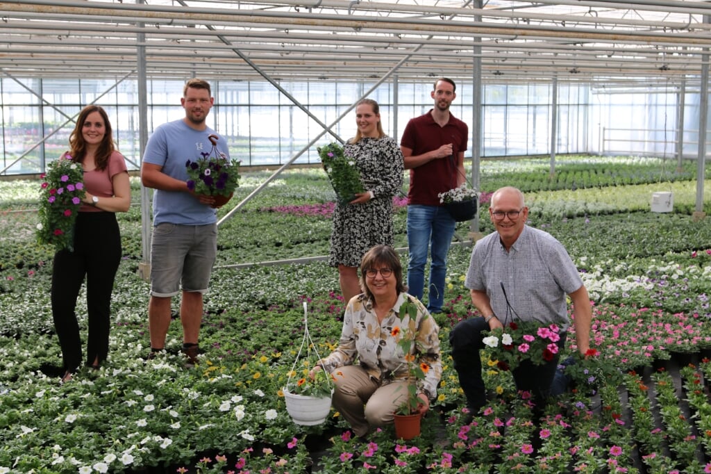 Het team van kwekerij Buiting-de Haan: Frank, Tiny, Sjoerd, Aniek, Iris en Rowdy..
