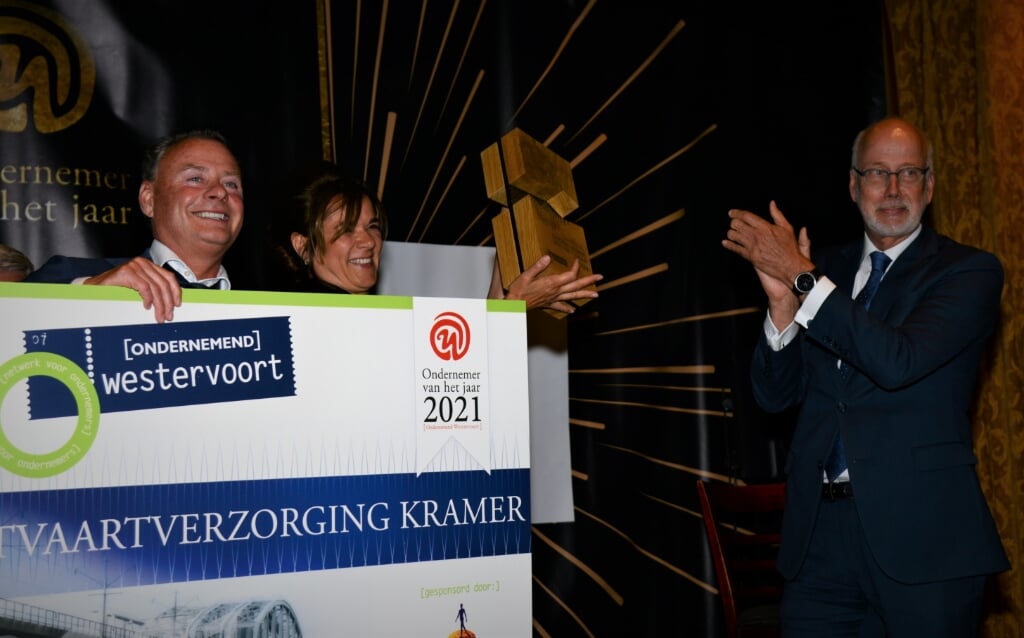 Burgemeester Arend van Hout applaudisseert voor de winnaars