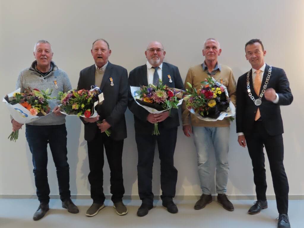 De enclave van het Gelders Eiland: Wim Goris, Frans Willemsen, Jan van de Zand en Bertus van Vuuren poseren naast burgemeester Lucien van Riswijk