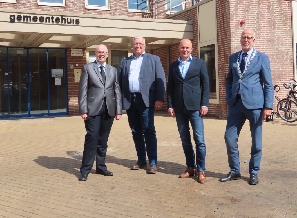 Jan Derksen, Hans Sluiter, Peter Pennekamp en burgemeester Arend van Hout