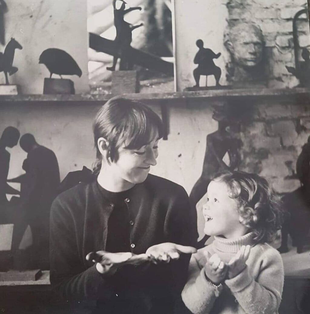 Wilna Haffmans en dochter Florentijn jaren 60. Titel foto "Kijk magie komt uit je handen"