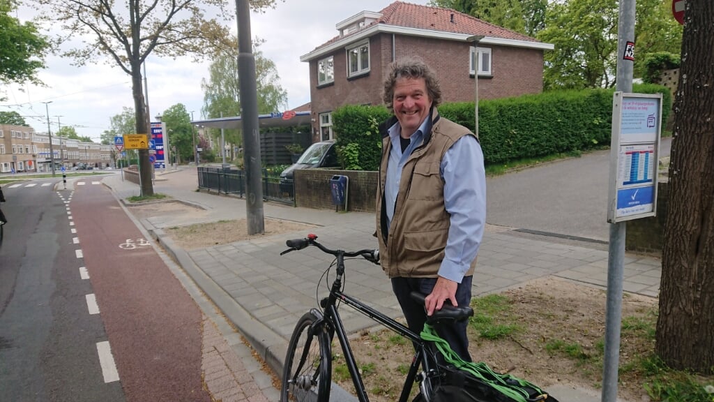 Jan Kelderman bij het gehalveerde fietspad aan de Hommelseweg. (Foto: Hilde Wijnen) 