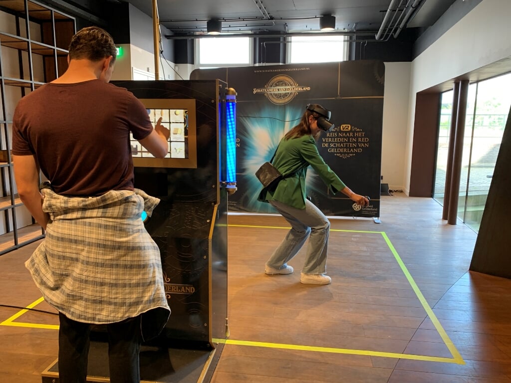 Twee bezoekers spelen een VR game. (Foto: Erfgoed Gelderland)
