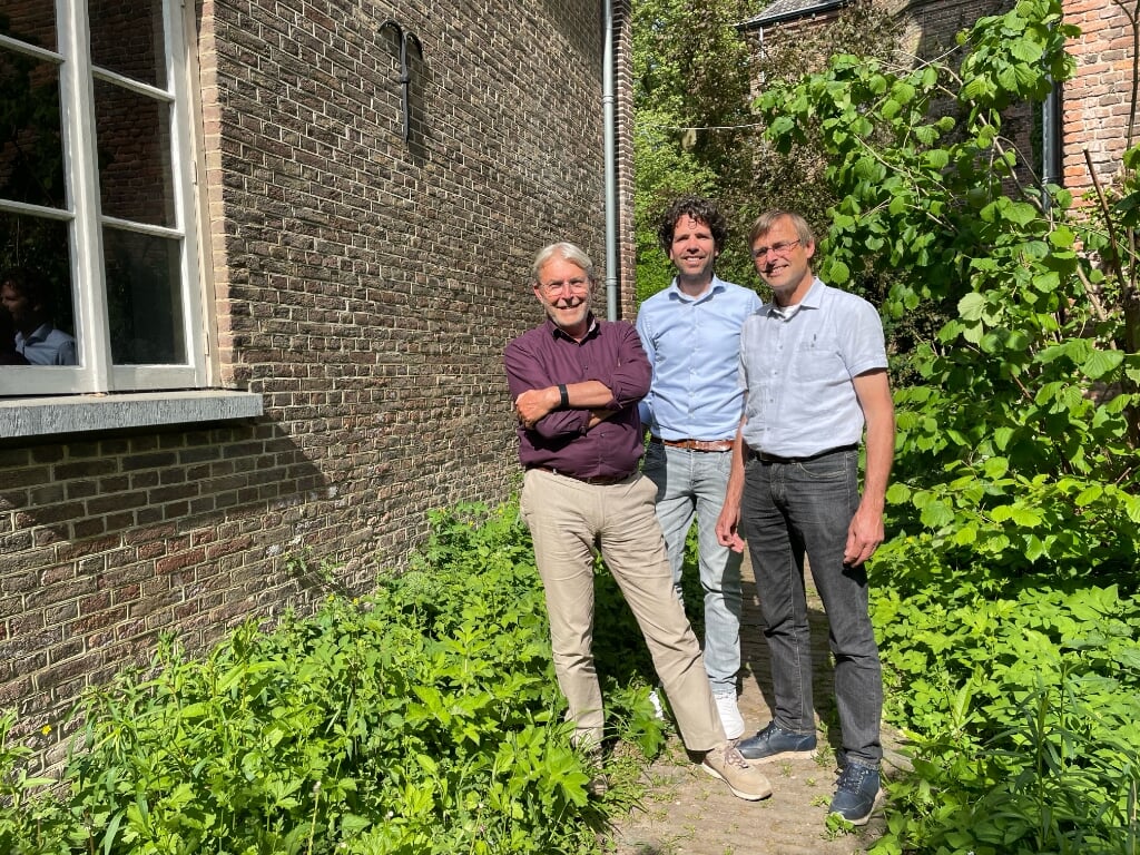 Henk Reimert, Tom van Geemen en Mathijs Gerritsen op het landgoed.