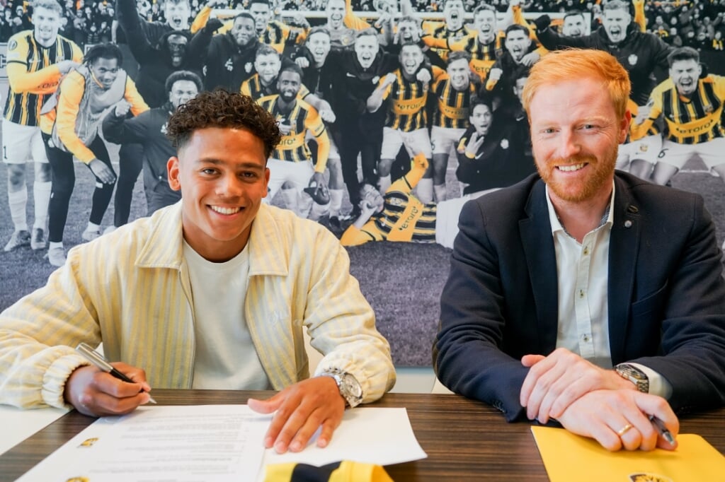 Manhoef ondertekent het contract (foto: Vitesse Media)
