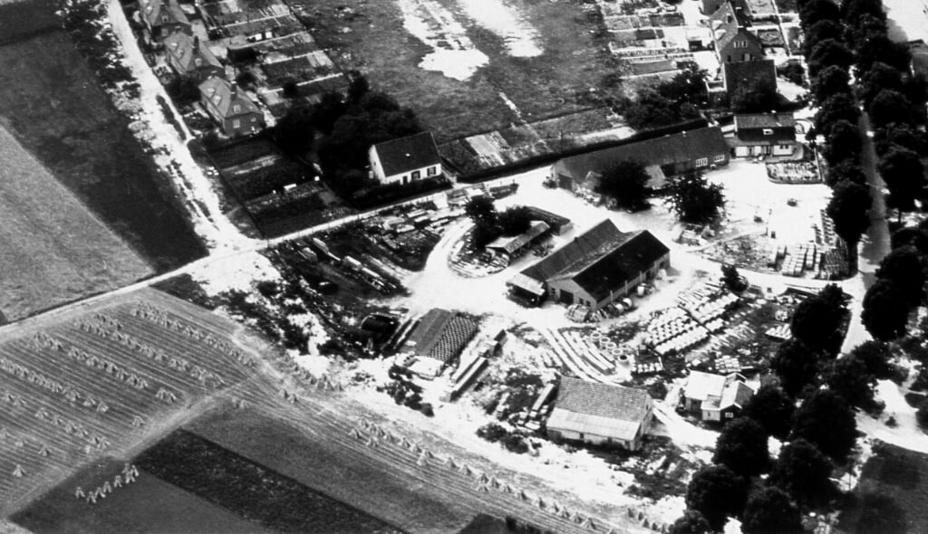 Het bedrijfsterrein vanuit de Hoge Horst richting centrum, rechts de Kloosterstraat. Detail luchtfoto uit ‘Groesbeek zal herrijzen de periode 1945-1955 in vogelvlucht’ pg. 137. (foto: Archief Gerrie Driessen)