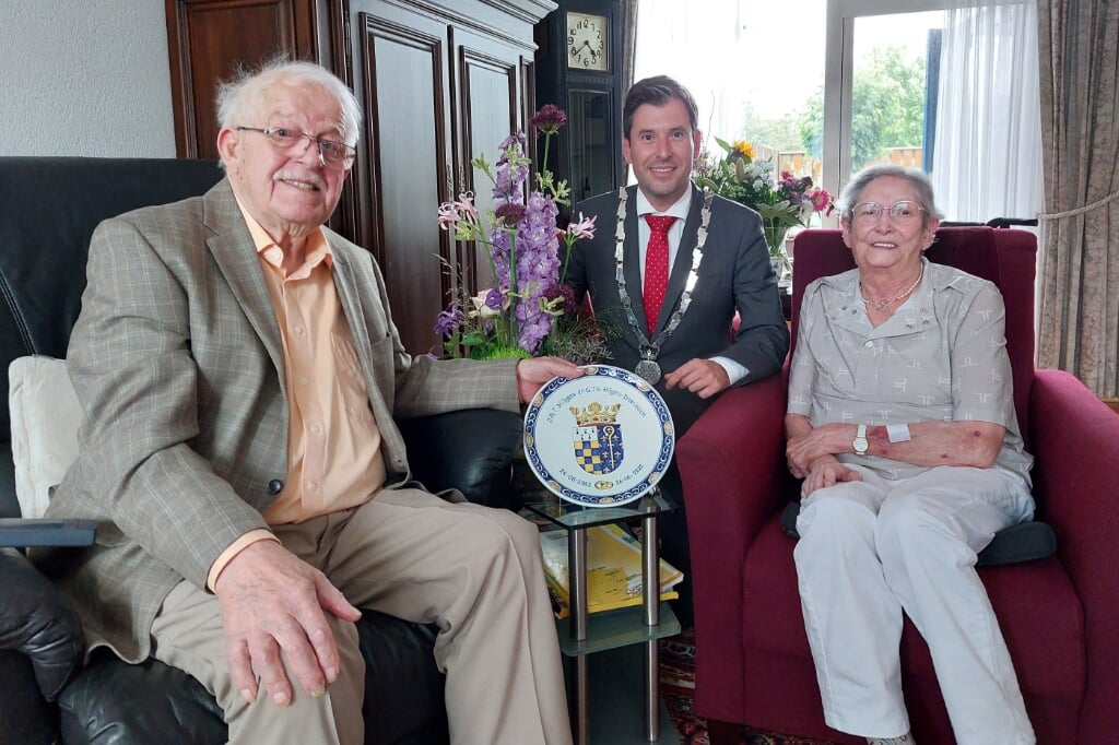 Burgemeester Minses feliciteeert het jubilerende echtpaar Hilgers-Dinnissen. (Foto: Matthee Moons)