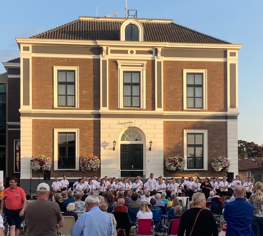 Vakantieorkest Adhoc treedt op voor het gemeentehuis in Elst. (foto: Jan Rouwhorst)