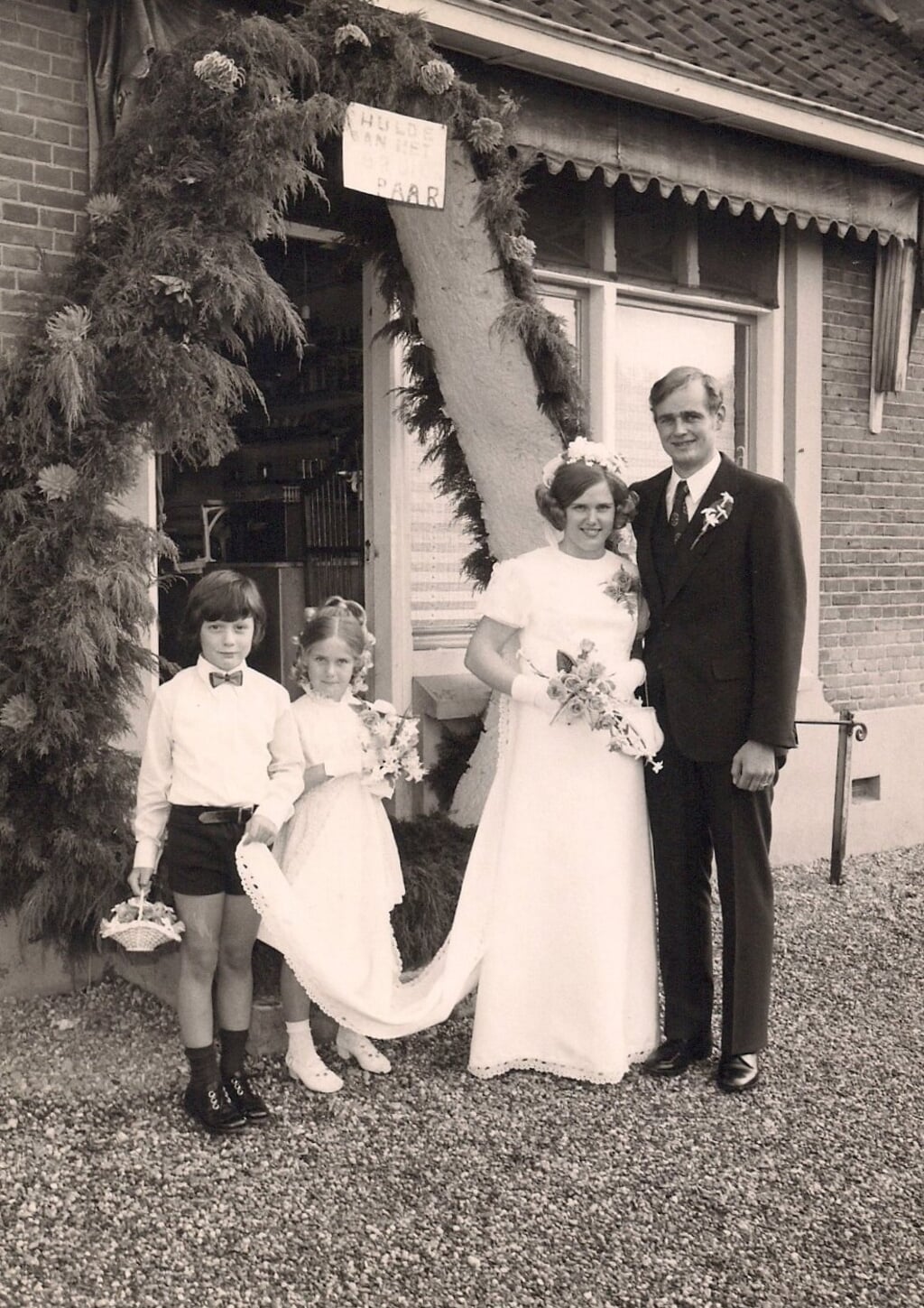 Henk van Breda en Bets van Meurs met bruidsjonkers Selma en Mas.