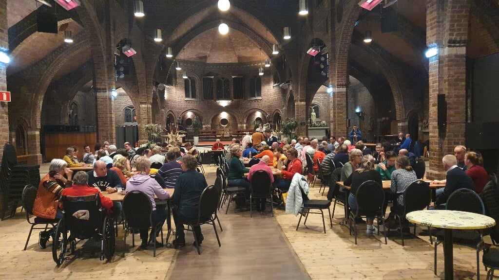 Bingo met de leden in de Zandse kerk. (foto: S. Bouwmeister)