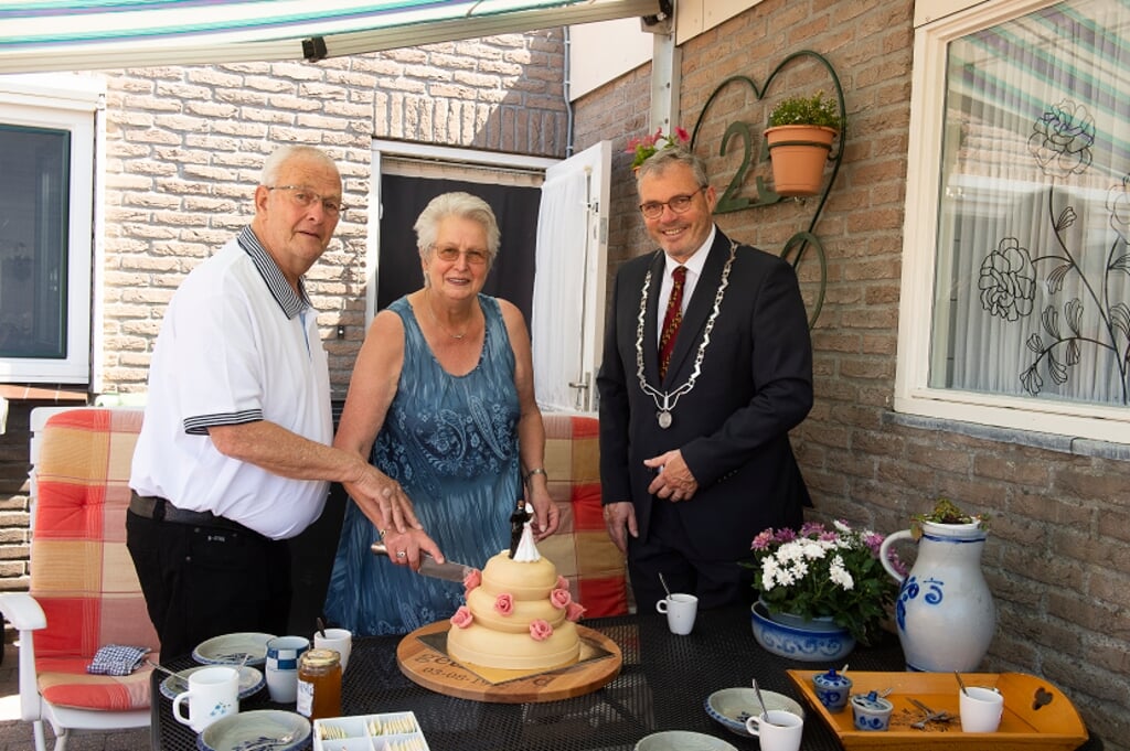 De heer en mevrouw Ouwerkerk-van den Hoek en burgemeester Kottelenberg. (foto: Van Beek Dodewaard)