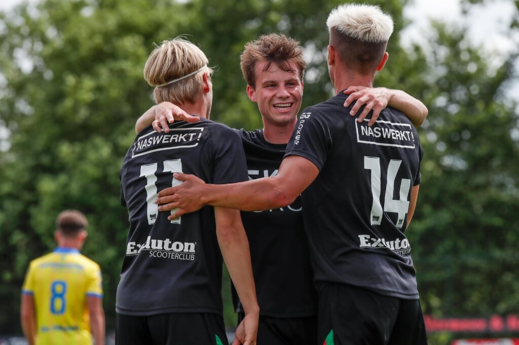 Mikkel Duelund, Dirk Proper en Magnus Mattsson vieren een doelpunt tijdens de vriendschappelijke wedstrijd tegen RKC Waalwijk. (Foto: Broer van den Boom/Orange Pictures)
