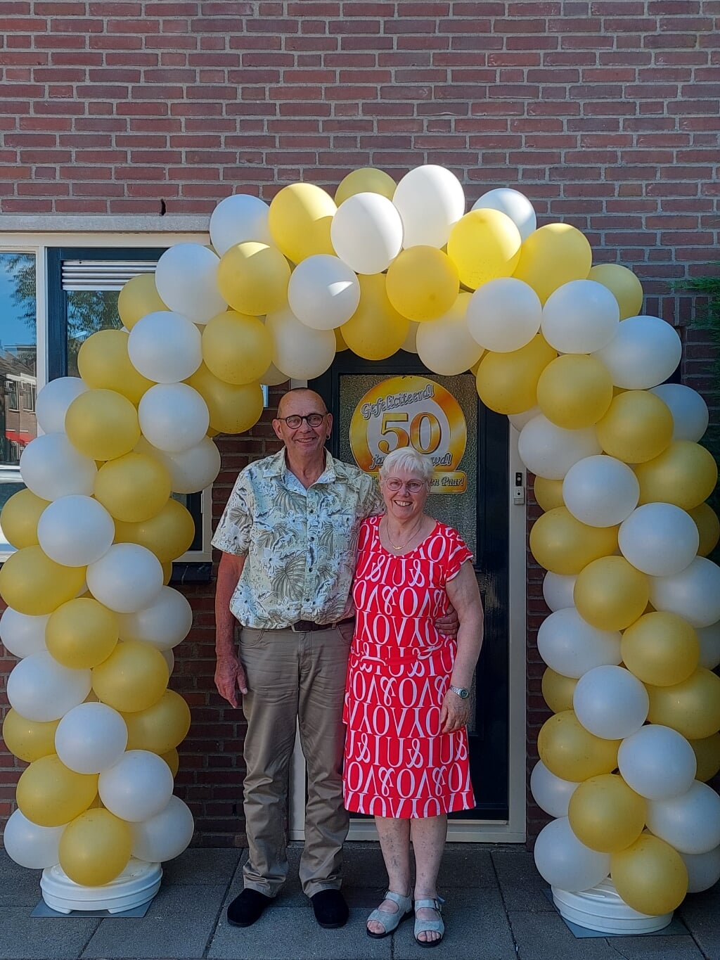 Henk en Bets van Breda voor hun huis. (foto: Irma van Kuilenburg)