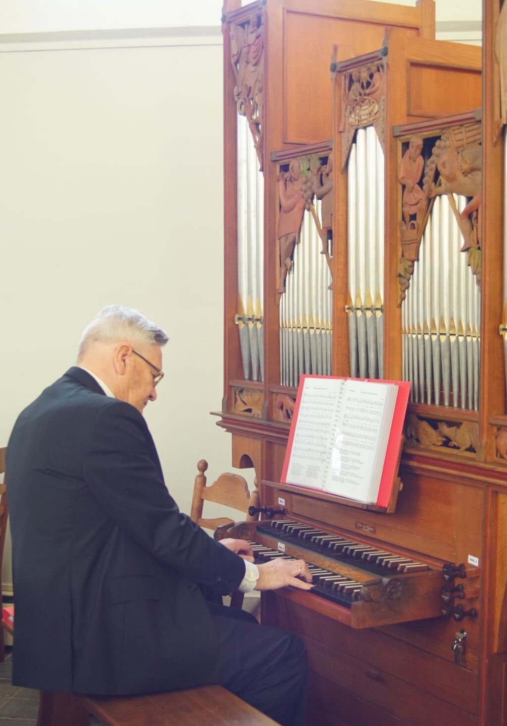 Aad de Heijer orgel spelend. (foto: Gert Jan van Wezel)