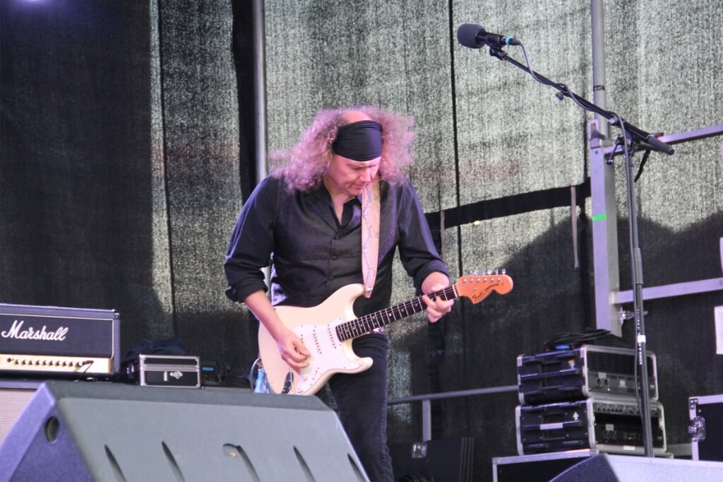 Julian Sas en zijn band tijdens de Duivense bluesfestival. 
