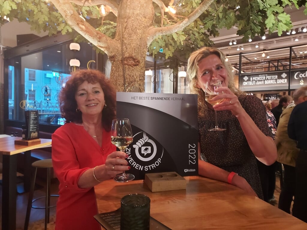 Marjolein van der Gaag (rechts) en Marcella Kleine tijdens de Avond van het Spannende boek, waar de Zilveren Strop werd uitgereikt. 