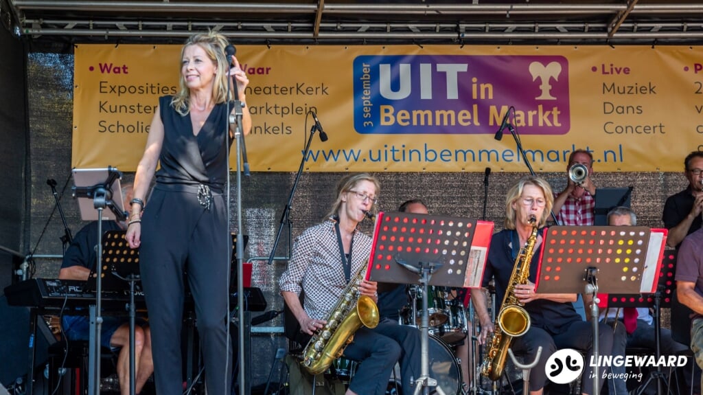 Big Band Bemmel opent Uit in Bemmel Markt. (foto: Hennie van Diest)