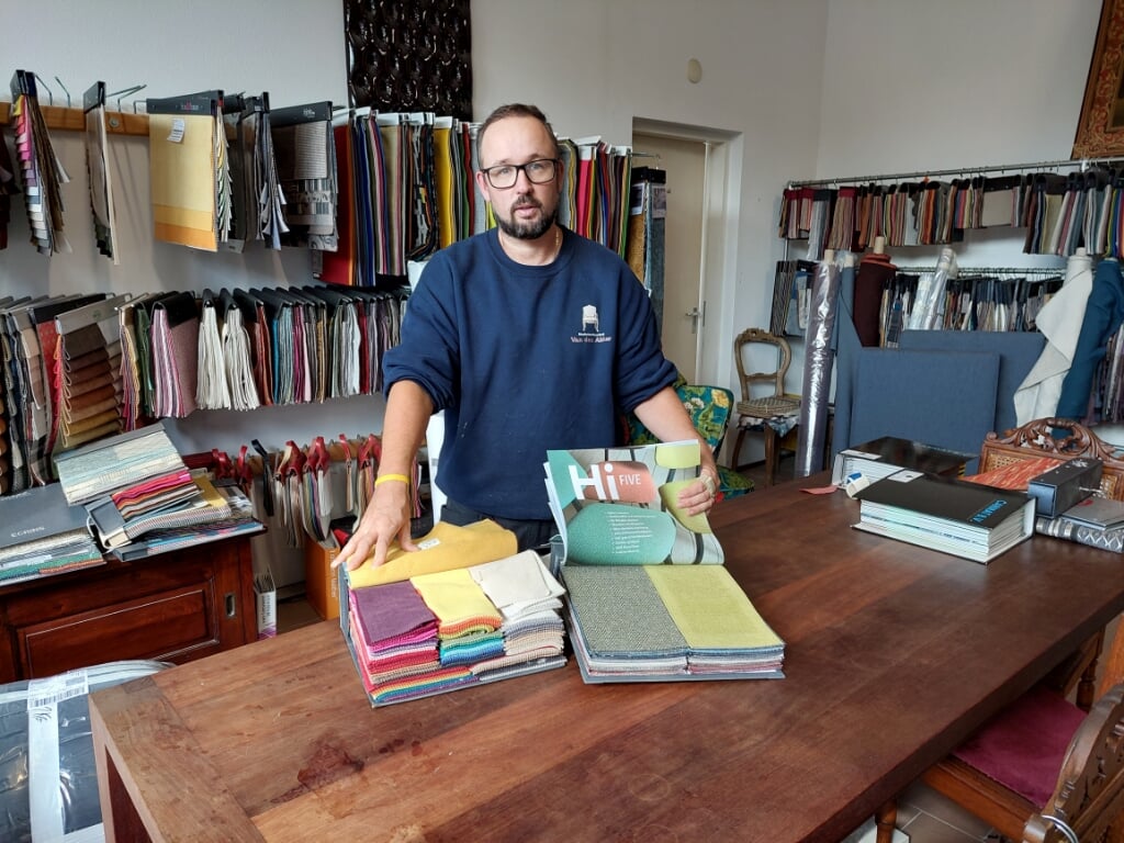 Maurice van den Akker toont enkele stalen.